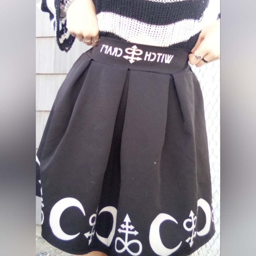 Womens size m witchcraft skirt black and white from amazon